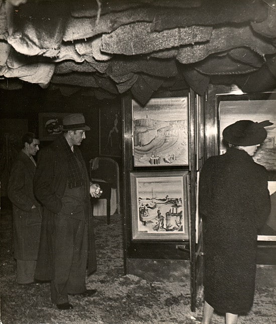 Visitors_at_exposition internationale du surrealisme_1938