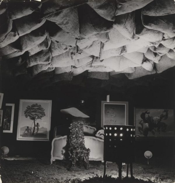 exposition internationale du surrealisme_1938_main hall