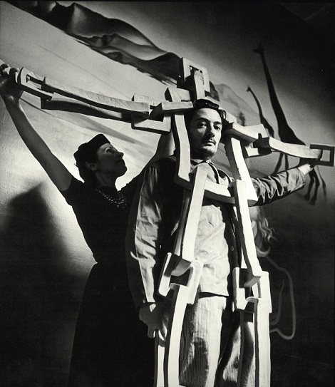 https://ctrpublisher.com/wp-content/uploads/2021/01/salvador-dali-working-on-dreams-of-venus-pavillion-at-the-1939-new-york-worlds-fair-4.jpg